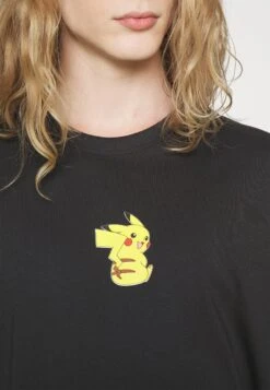 YOURTURN Pokemon Pikachu Unisex - T-Shirt Con Stampa - Black -Yourturn 328c4b1f52df4297840bafddc7f1c24a scaled