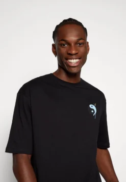 YOURTURN UnisexT-Shirt Con StampaBlack Donna T-shirt E Top YO12100T7-Q11 -Yourturn a9455c5a7daf44e48ad1eddb3b49a674 scaled