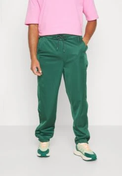 YOURTURN Pantaloni SportiviDark Green Uomo Pantaloni Sportivi E Joggers YO122E03Q-M11 -Yourturn b532224fac3c4a57b4364f22cae6c8a6 scaled