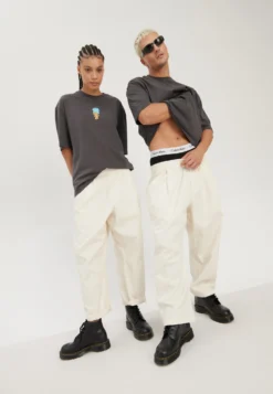 YOURTURN Pant Bo Trousers Elastic Waist Loose Fit Unisex - Pantaloni - Beige -Yourturn bbf6f9b8f9d84940a7bb6bb730645073 scaled